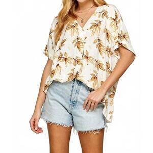 NEW TWENTY TEN short sleeve leaf top with v-neckline in white